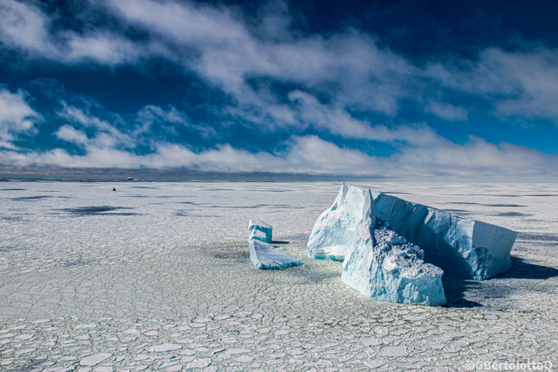 meteorologa y fotografía se unen - Una de las fotos ganadora del Concurso 2020 de la Organización Mundial de la Meteorología, que muestra un témpano emergente en el mar de la Antártida.