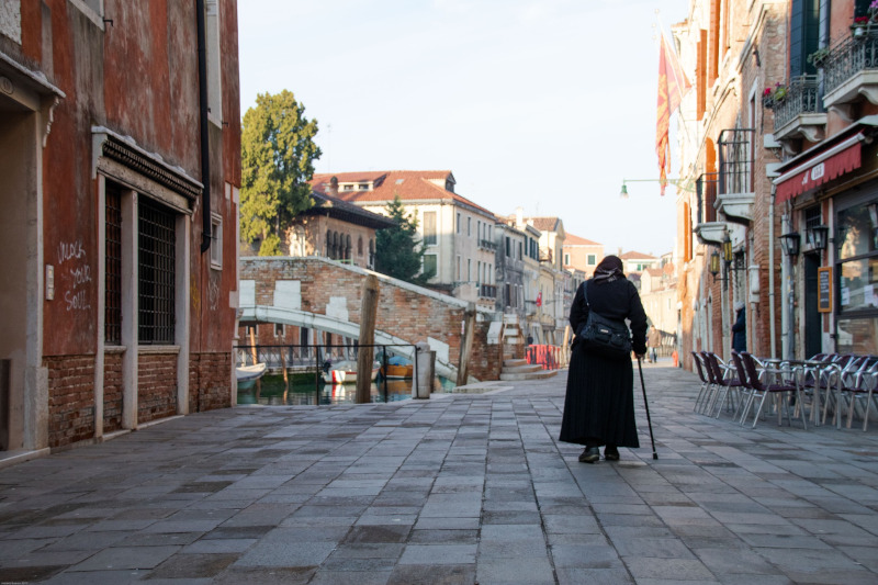 Envejecer saludable en Chile e Italia - Persona mayor en Venecia