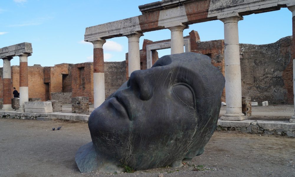 El apocalipsis según Pompeya y Herculano - Escultura Instalada Entre Las Ruinas
