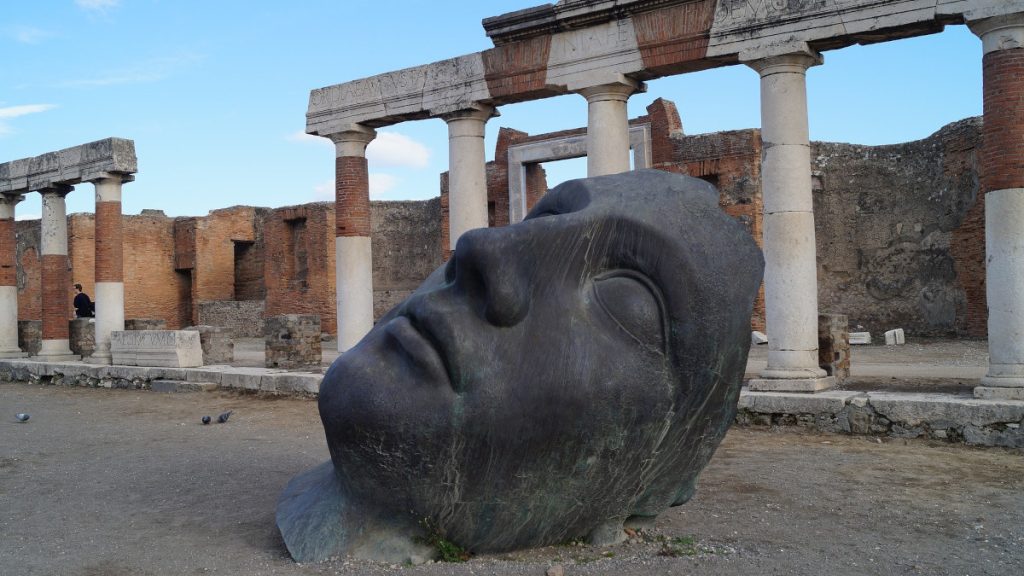 El apocalipsis según Pompeya y Herculano - Escultura Instalada Entre Las Ruinas