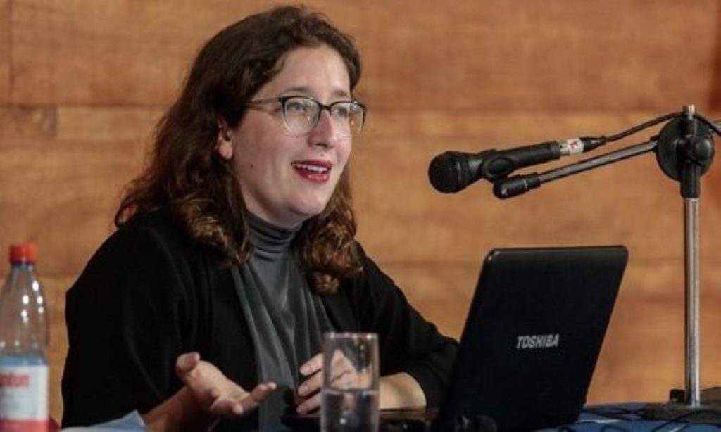 Daniela Marzi - Dictando Conferencia