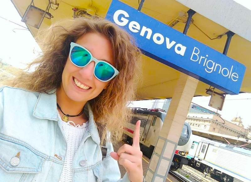 Viajar - Valentina En Estación De Trenes