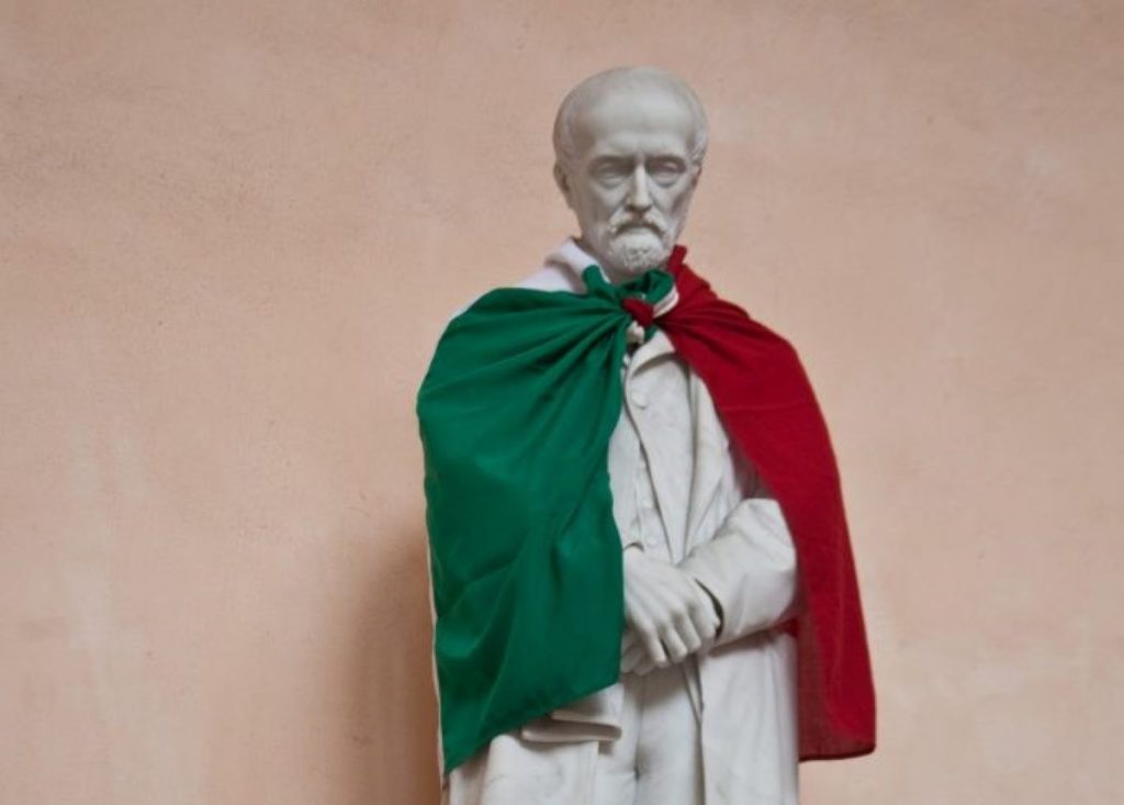 Estatua Y Bandera