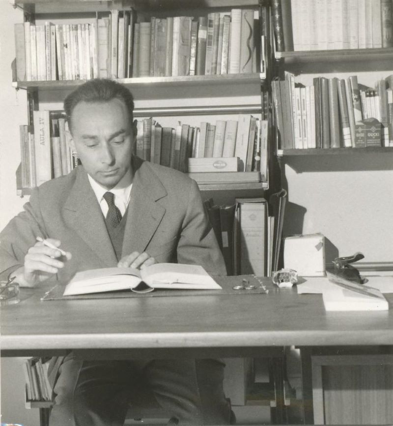 Primo Levi Escribiendo
