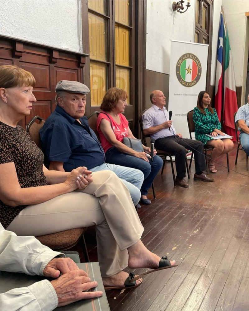 comunidad italiana andina - Personas Esperando