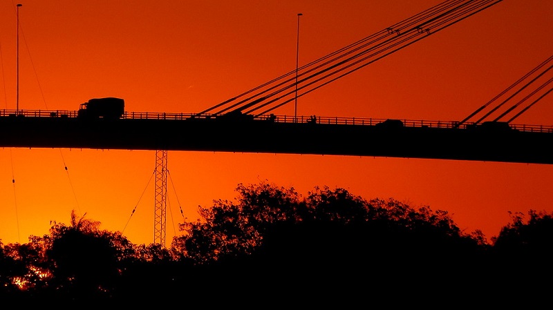 Atardecer sobre el puente
