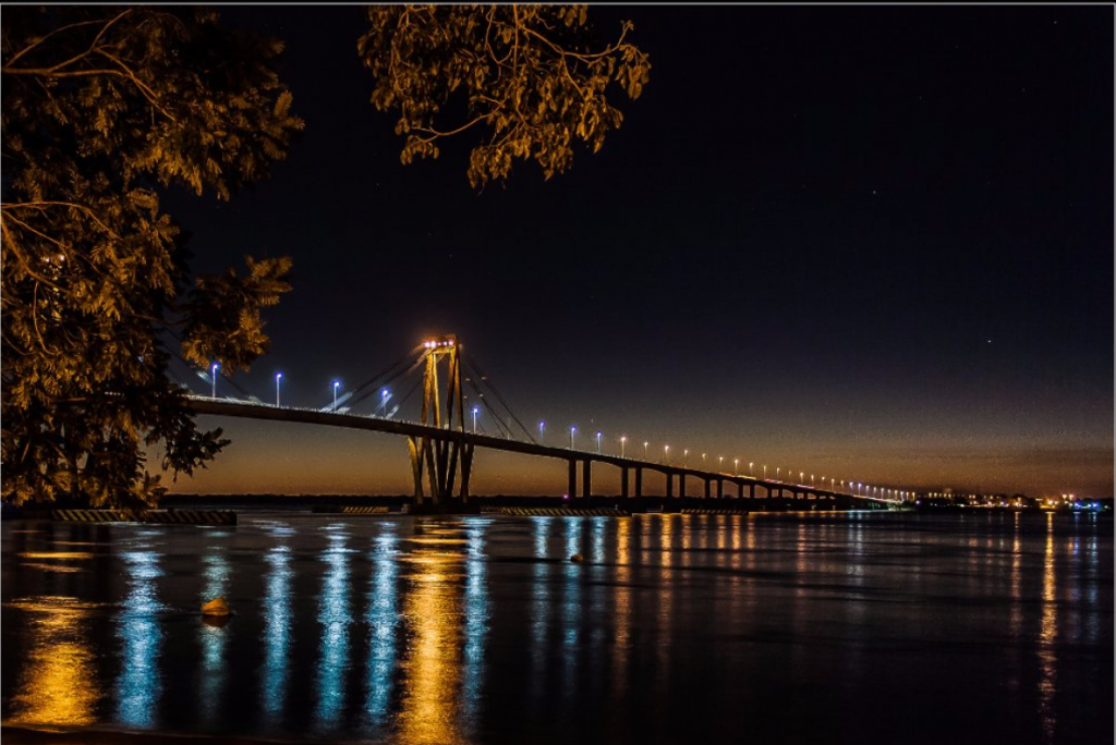 Fotografía del puente de noche
