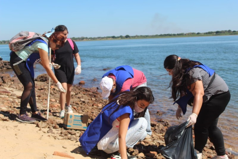 Mujeres Limpiando La Playa
