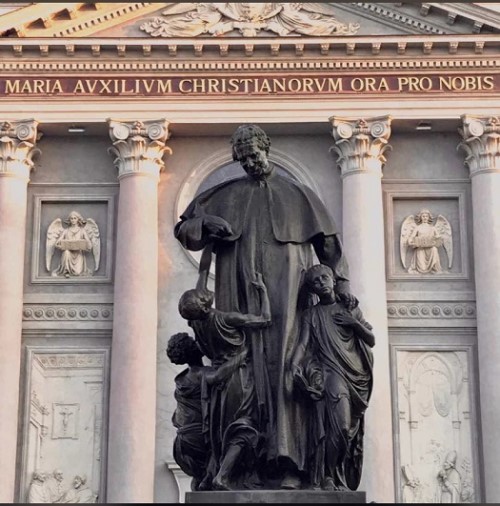 don bosco - Estatua En Honor A Don Bosco Donde El Santo Juega Con Unos Niños