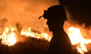incendios - Perfil De Un Bombero Voluntario Con El Fuego De Fondo