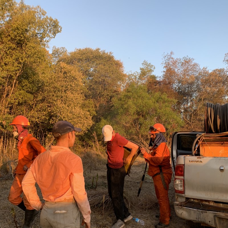Voluntarios En Los Incendios De Corrientes Preparando Las Mochilas De Agua