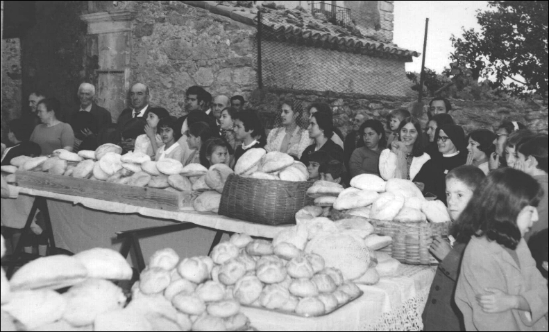 Sant'Antonio da Padova, una vecchia foto ritrae la distribuzione dei pani