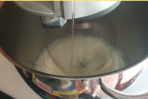 Uova E Zucchero per torta morbida banane e cioccolato