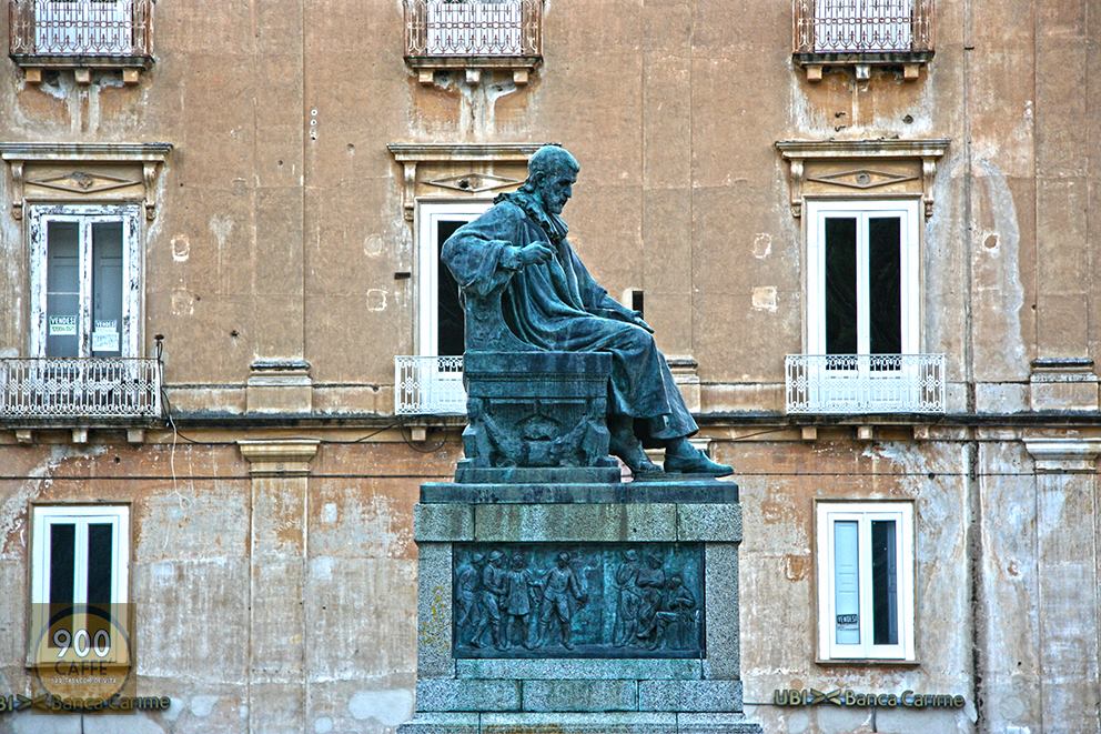 liceo classico Bernardino Telesio monumento al filosofo