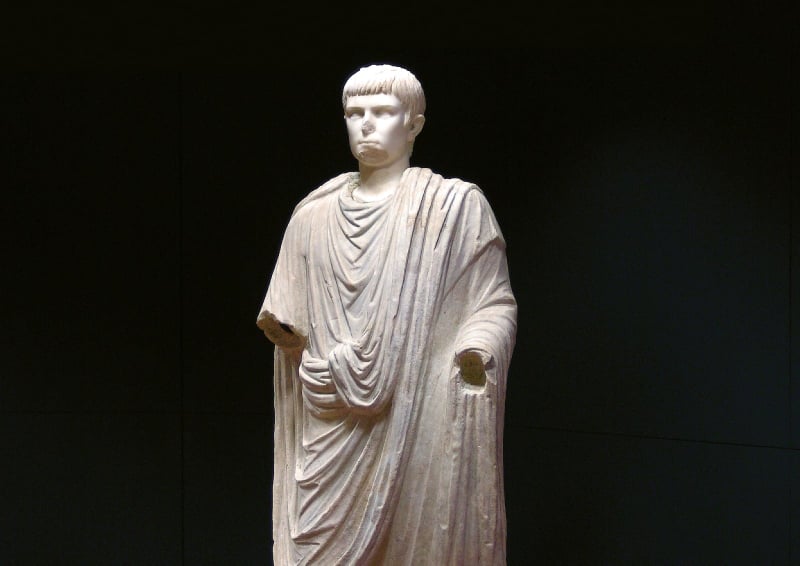Statua Marmorea Personaggio Togato
