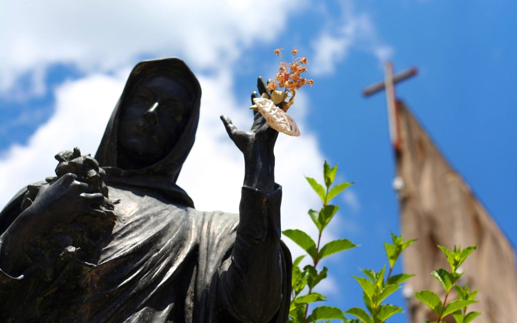 Vergine Maria La Statua parrocchia sacro cuore di gesù