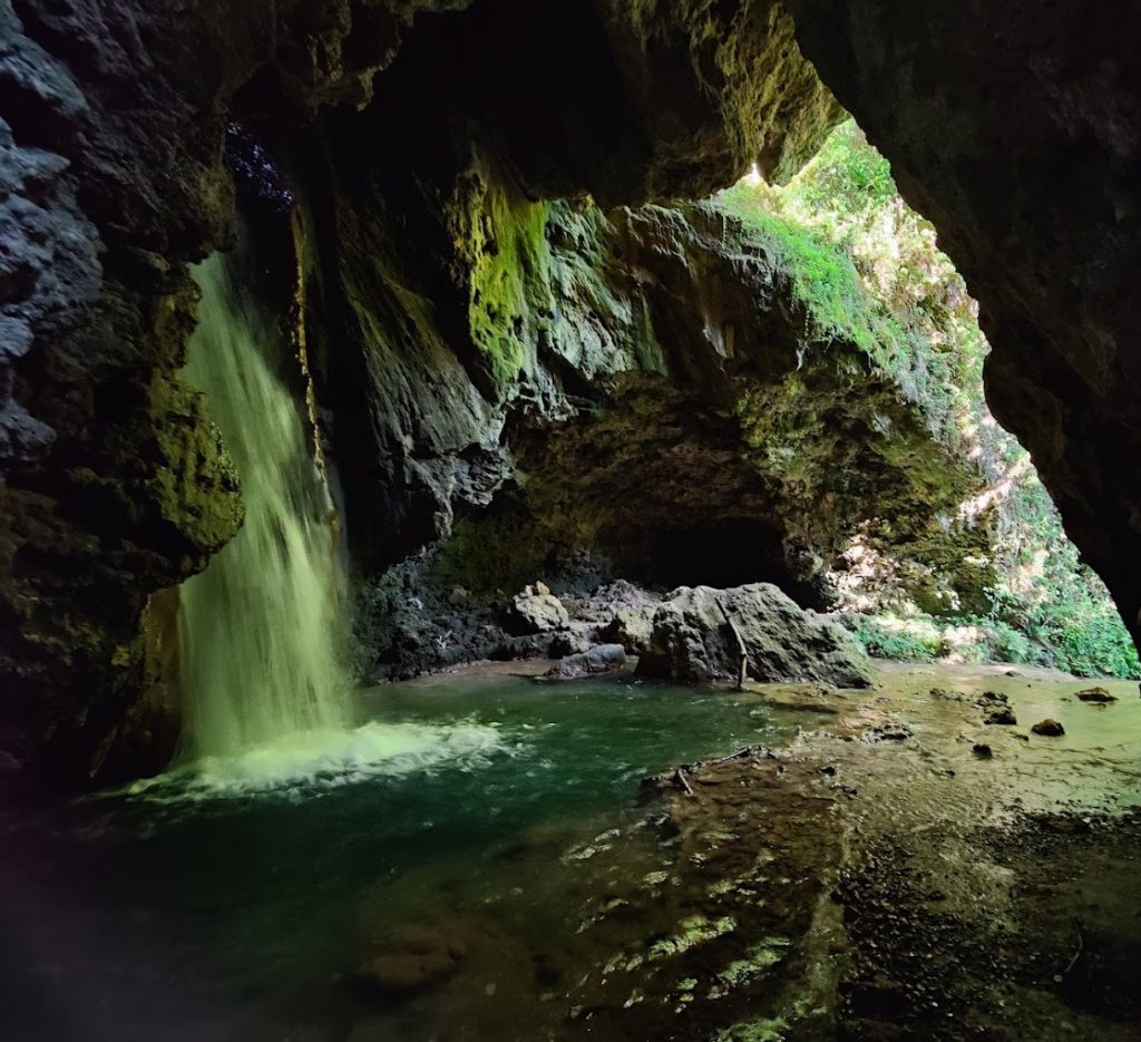 Grotta Cascata del Vuglio