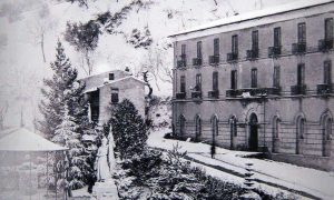 Cosenza, la neve caduta nella notte del 9 gennaio 1918 ha imbiancato l'Albergo Vetere in Piazza xV marzo 1843 e la Villa Comunale
