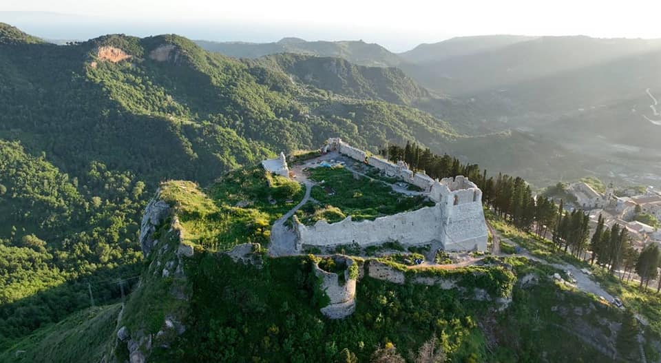 Aiello Calabro, i resti del castello