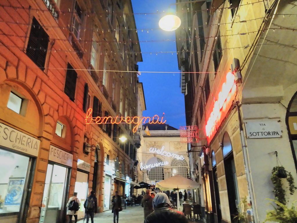 Via di Sottoripa a Genova illuminata un giorno di novembre