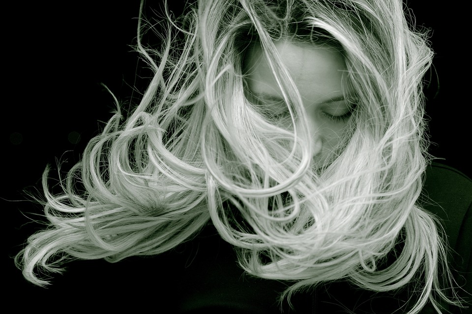 Donna con i capelli al vento