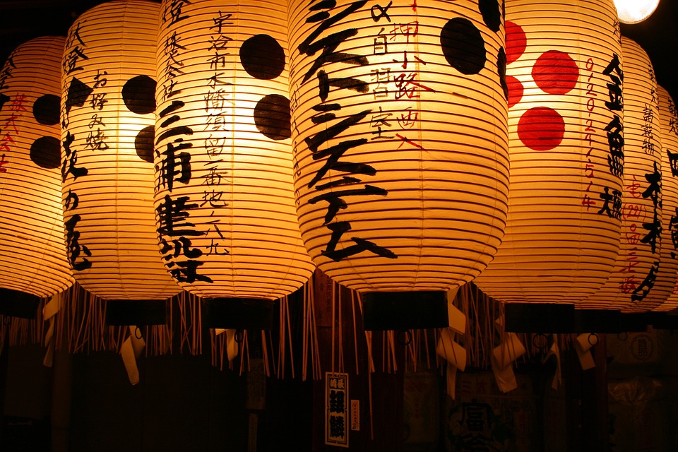 Lanterne in un tempio A Tokyo