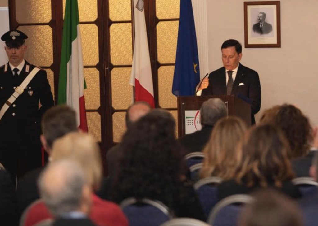 Fabrizio Romano durante il discorso all'evento bandiera madre