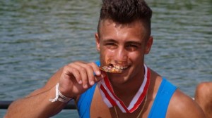 Giovanni Ficarra vince la medaglia d'oro. Tanti sacrifici per il campione di canottaggio.
