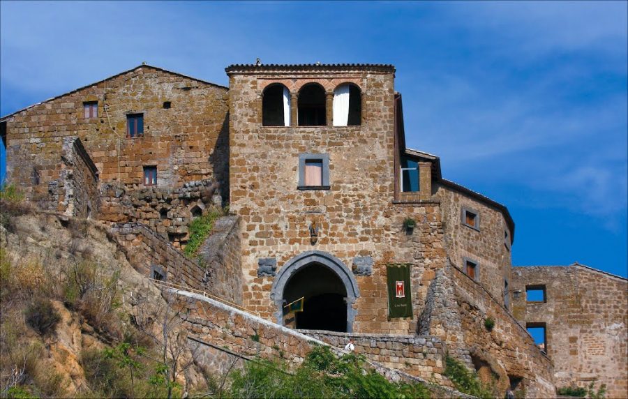 In paese si entra da un unico accesso: la Porta di Santa Maria o Porta della Cava. 