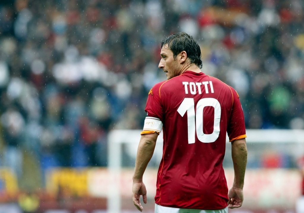 Il gladiatore giallorosso Francesco Totti si arrende all'età. Si ritira e da l'addio al calcio giocato