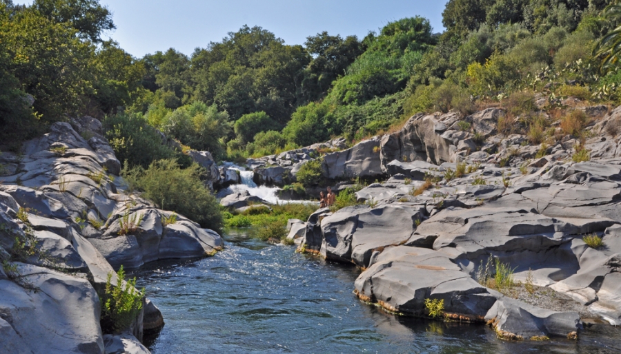 Farsi trascinare dalle acque del Parco Fluviale dell’Alcantara