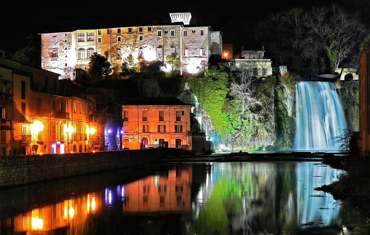 Isola del Liri: le meravigliose cascate in pieno centro storico ...