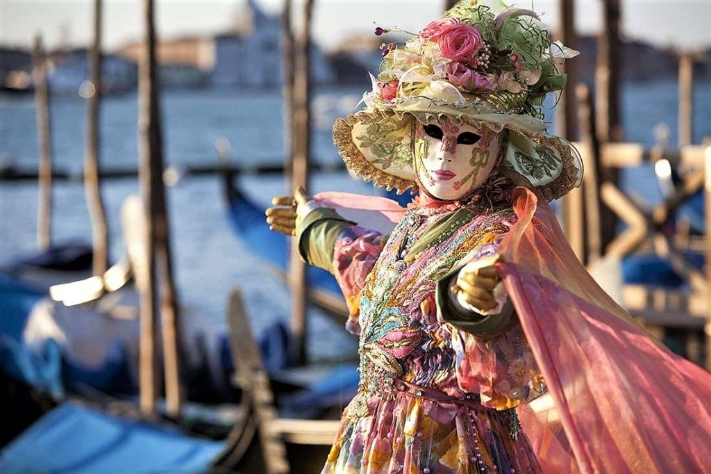 El Carnaval de Venecia vuelve a llenar de máscaras los canales de la ciudad  
