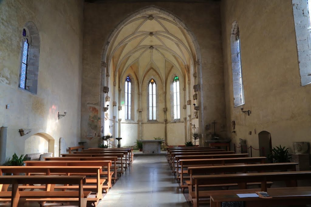Duino. Ein Bild des Inneren der Kirche San Giovanni in Tuba