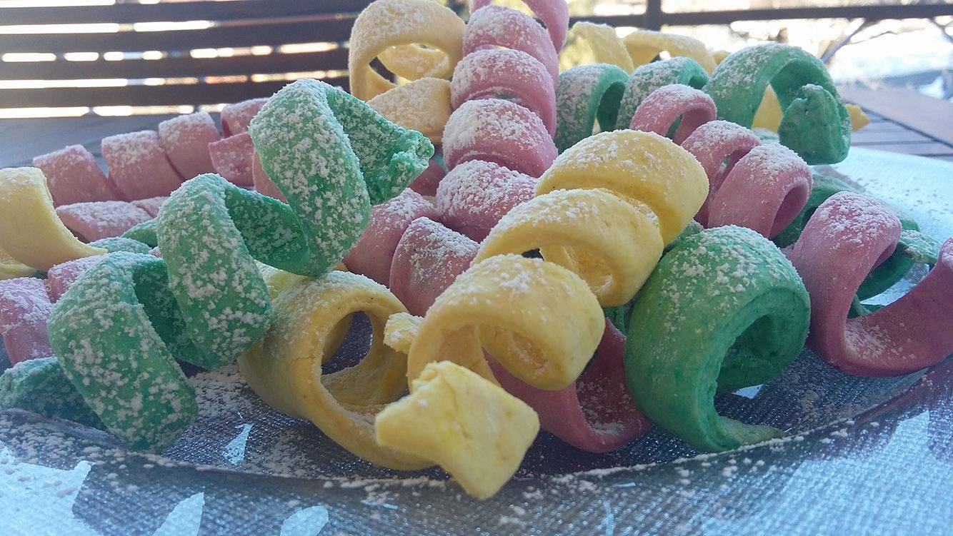 Baked streamers colored with powdered sugar