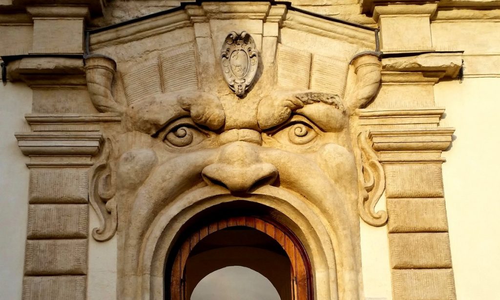 Dettaglio della facciata di Palazzo Zuccari