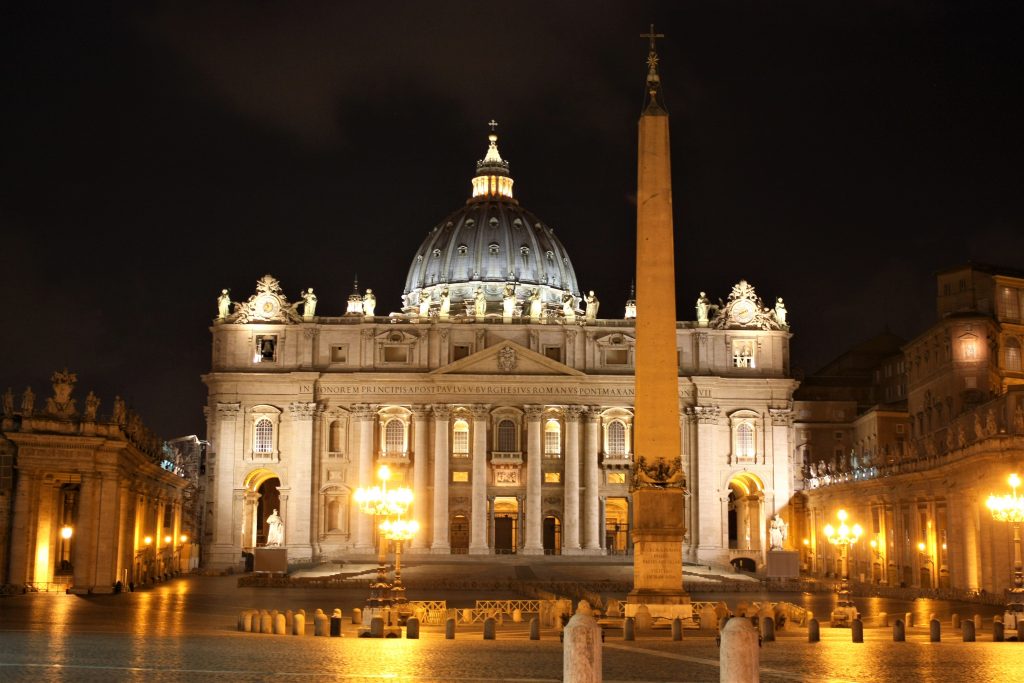 Gebet: Fassade der Basilika St. Peter im Vatikan