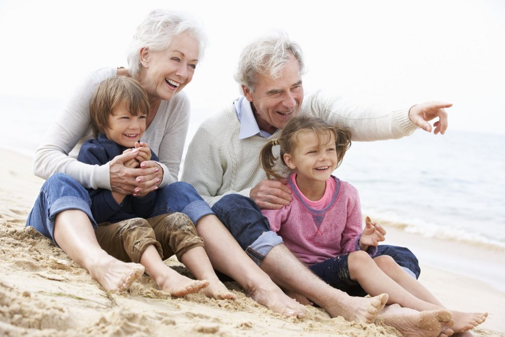 Tra nonni e nipoti esiste un legame davvero unico, e la pedagogia spiega perchè