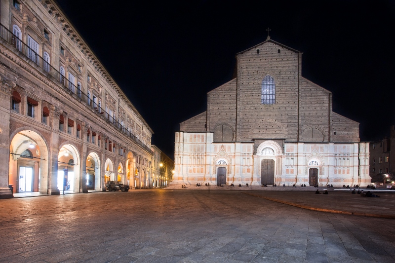 i sette segreti di Bologna - Piazza Maggiore di notte con la Basilica di San Petronio