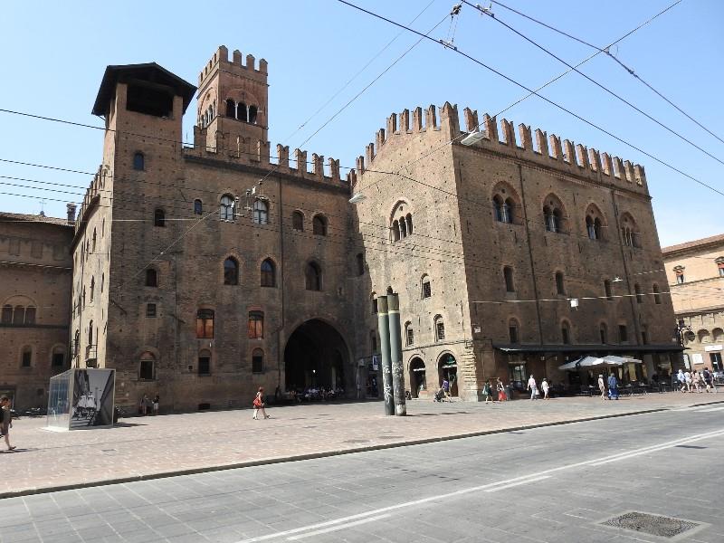 i sette segreti di Bologna - Palazzo Re Enzo visto da via Rizzoli