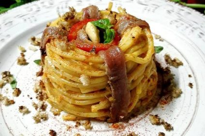 spaghetti with pepper pesto
