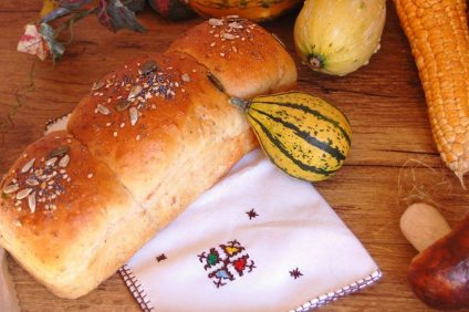 Panbauletto con farina di segale e semi di lino - Panbauletto intero su tovagliolo