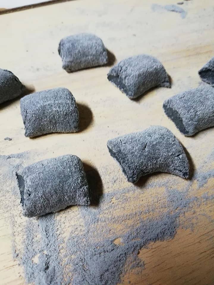 Gnocchi di farina nera con gamberi e puntarelle croccanti - immagine con gnocchi appena impastati