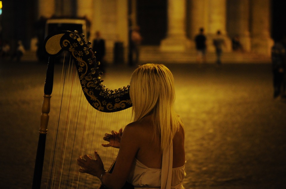 Armstrong in viggiano - image of a harpist