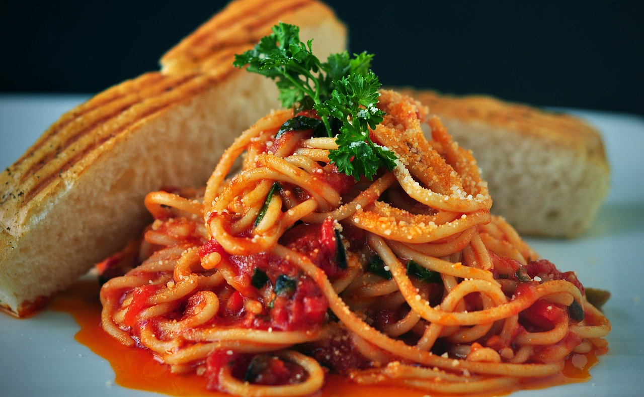 Spaghetti - Immagine di spaghetti con salsa di pomodoro e pane