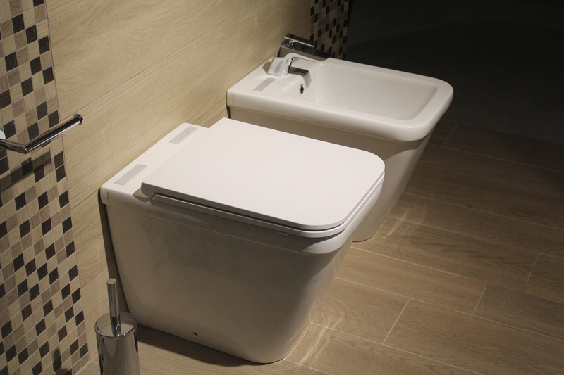 Primo aprile - Bidet e Wc in un bagno