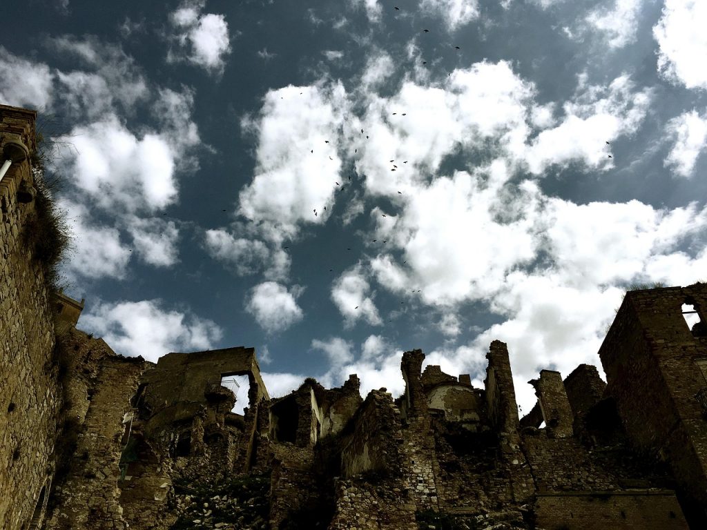 Krako. die Profile der alten Gebäude von Craco, umrissen von einem bewölkten Himmel