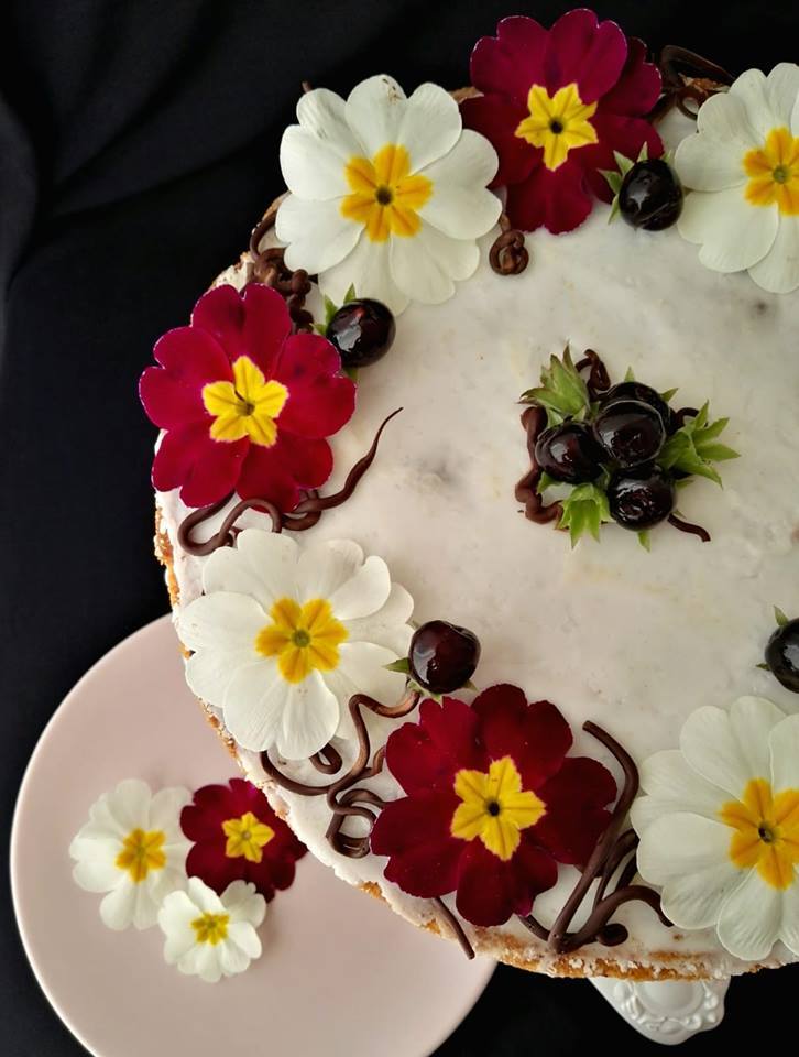 Bocconotto tart decorated with flowers