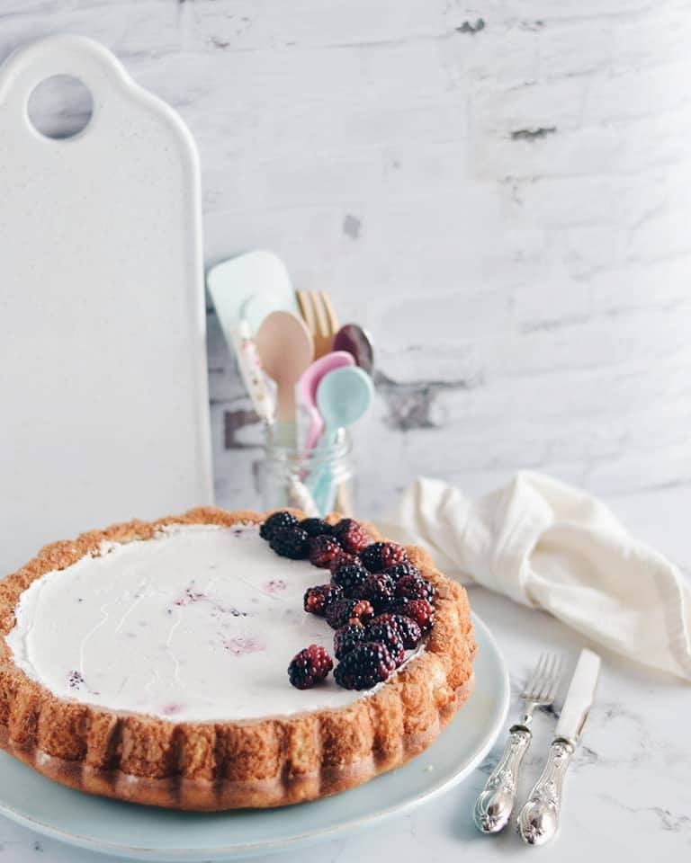 Weiche Brombeer-Schokoladen-Torte auf Tablett