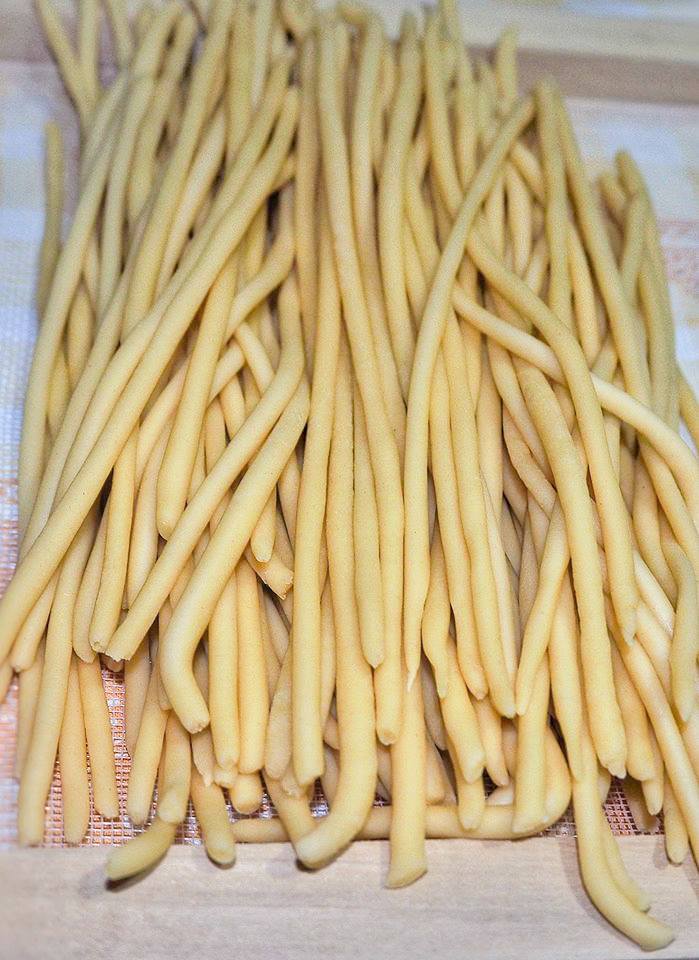 Pici con farina di ceci baccalà e peperoni cruschi - pici appena stesi